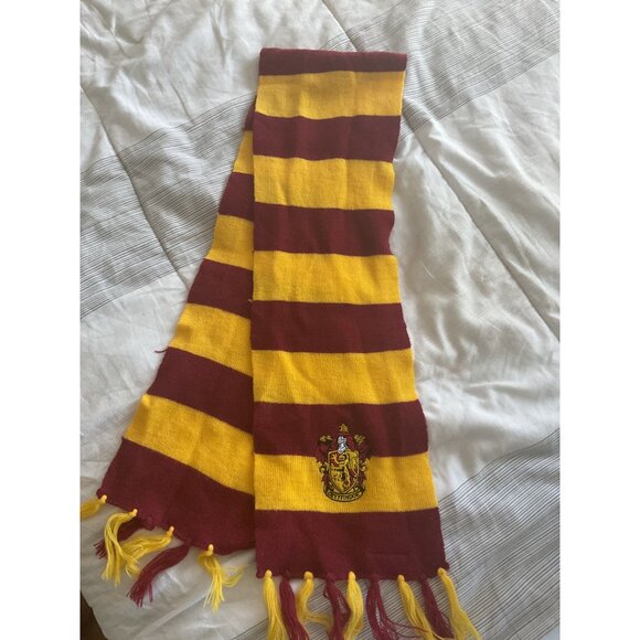 Harry Potter Gryffindor Knit Scarf Red & Yellow Striped With Crest - Picture 2 of 4